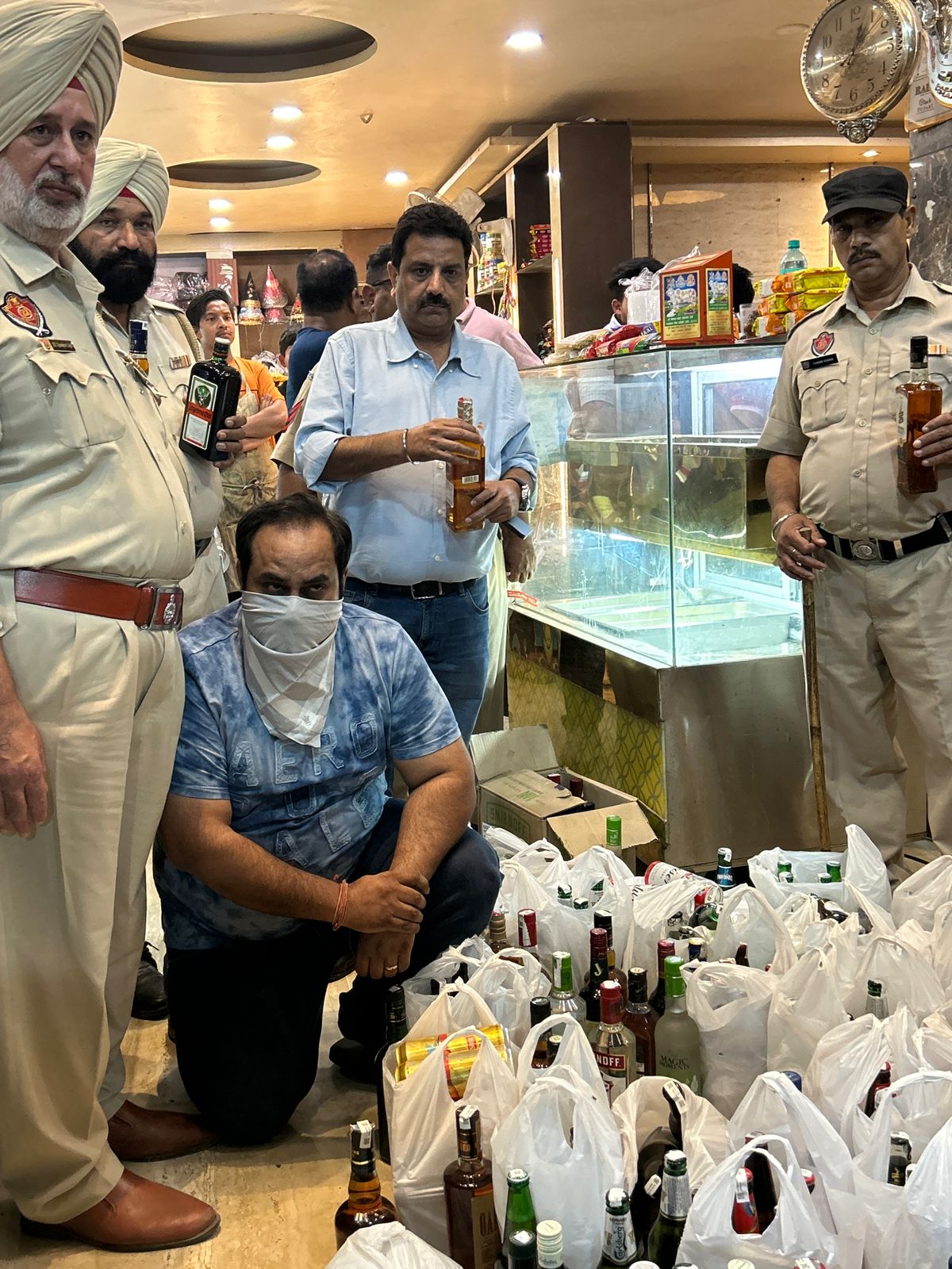 पीजी आवासों में अवैध रूप से शराब बेचने के आरोप में मिकी किचन के मालिक और उसके साथी पर मामला दर्ज